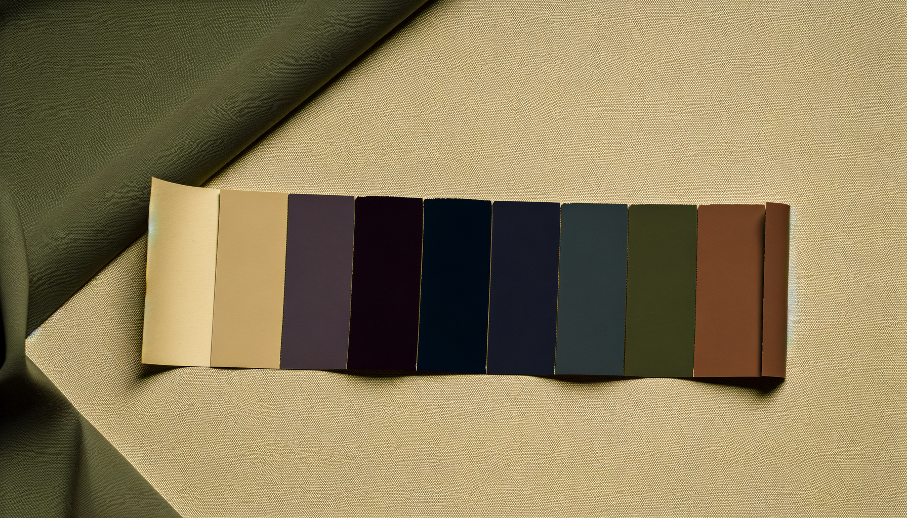 שרשרת דוגמיות צבע על רקע בד פשתן ובד זית